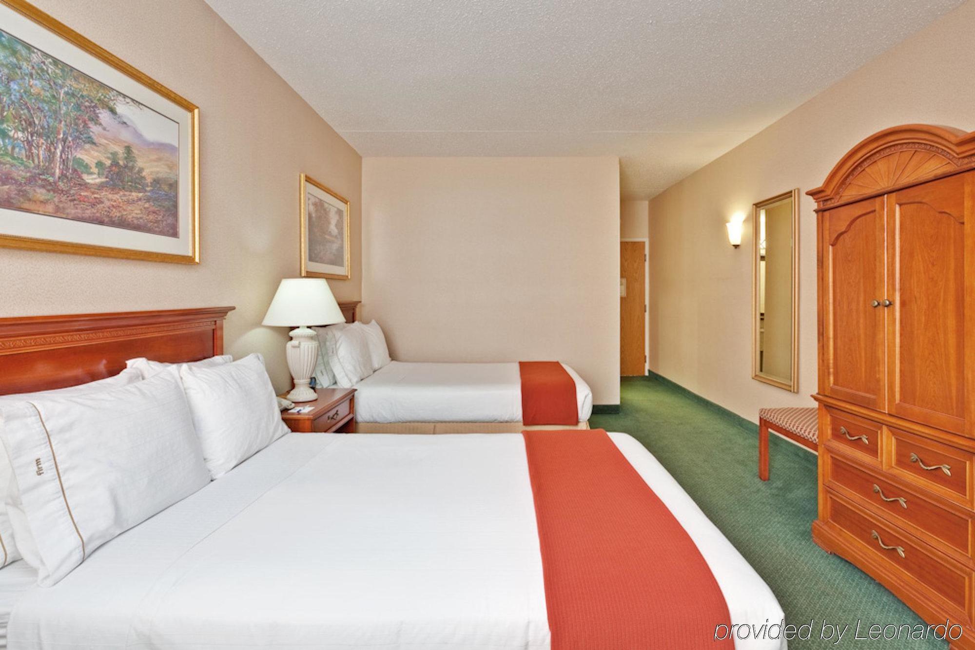 Holiday Inn Express Detroit-Warren/General Motors Technology Center By Ihg Room photo