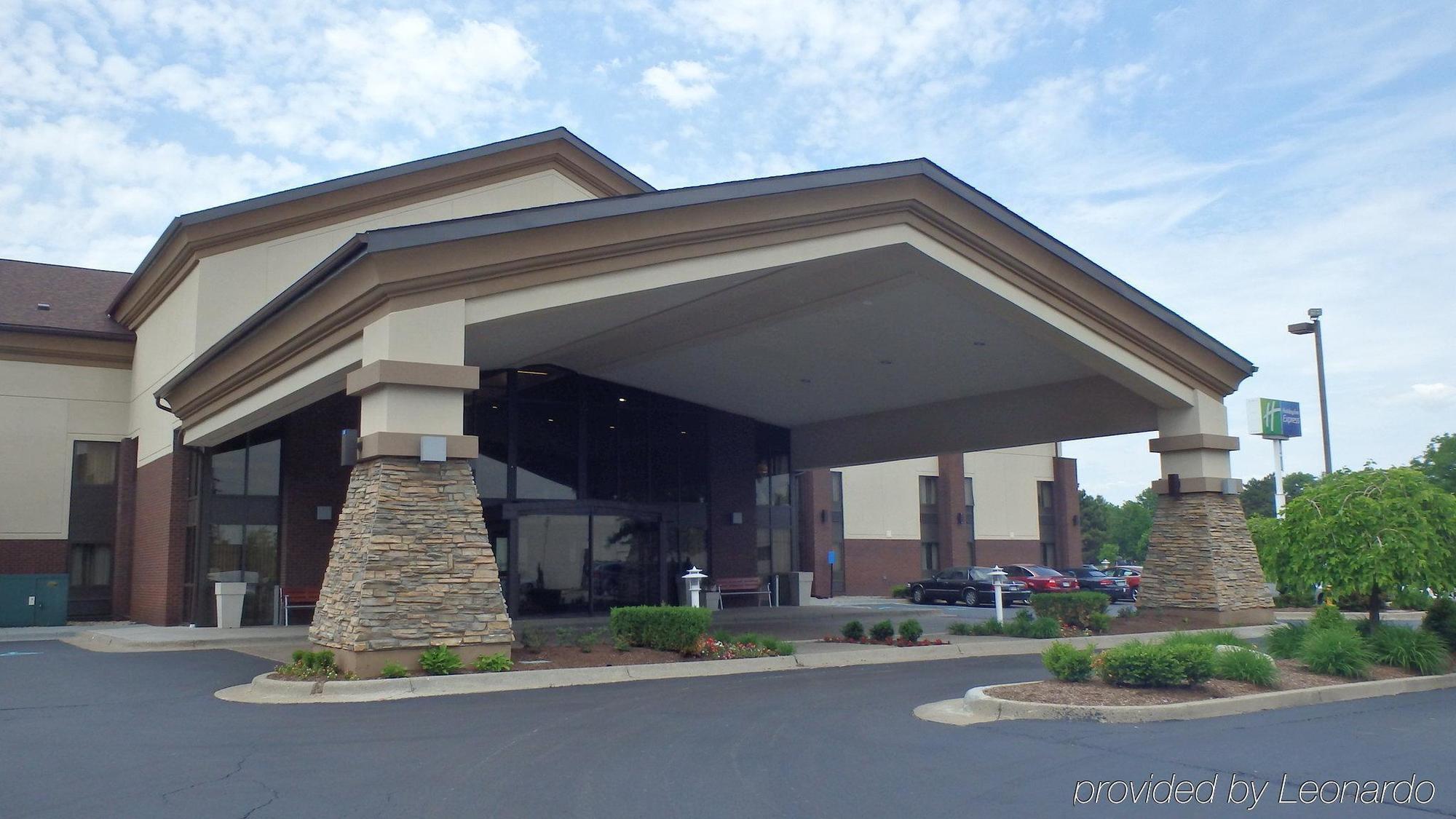 Holiday Inn Express Detroit-Warren/General Motors Technology Center By Ihg Exterior photo