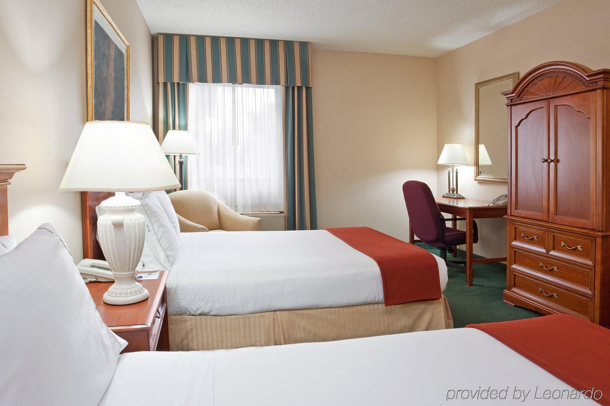 Holiday Inn Express Detroit-Warren/General Motors Technology Center By Ihg Room photo